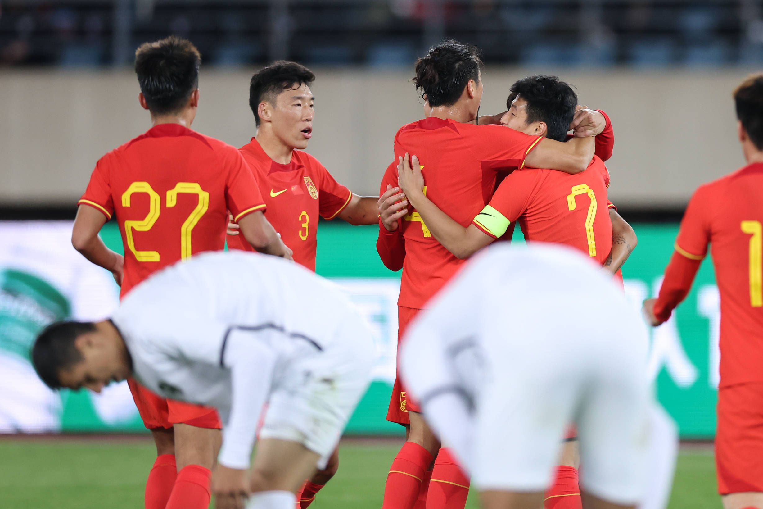 把它挂起来比从地上捡起来容易。